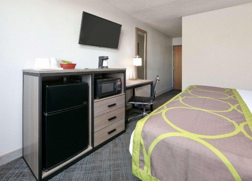 Super 8 by Wyndham Amarillo - image 11