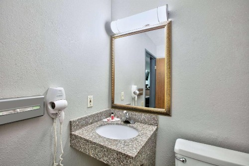 Super 8 by Wyndham Amarillo - image 13