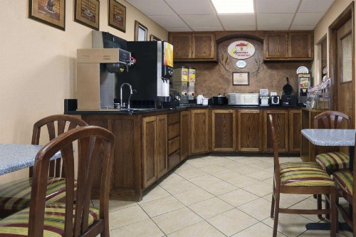 Super 8 by Wyndham Amarillo - image 23