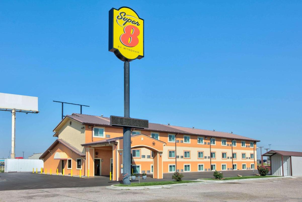 Super 8 by Wyndham Amarillo - image 3