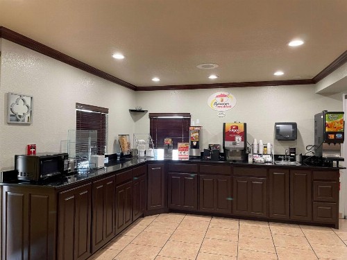 Super 8 by Wyndham Amarillo Central TX - image 9