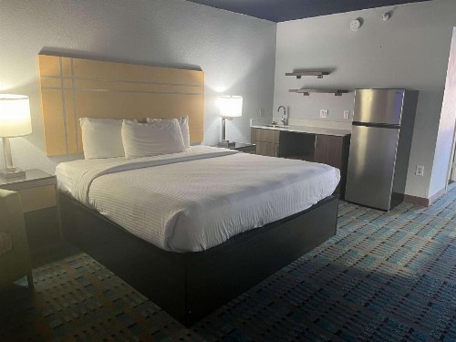 Fifth Season Inn & Suites - image 10