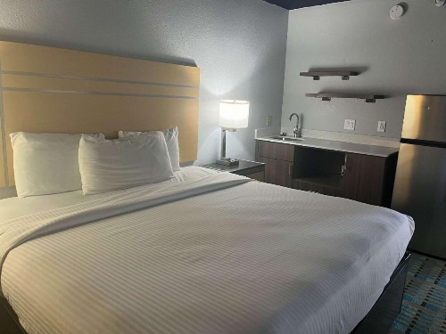 Fifth Season Inn & Suites - image 11