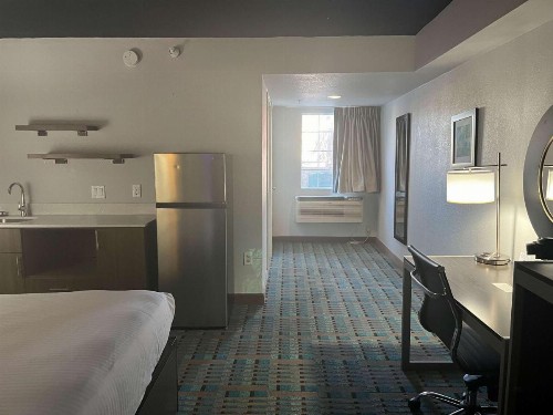 Fifth Season Inn & Suites - image 12