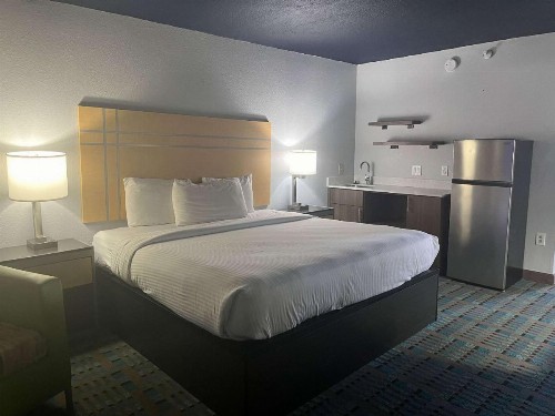 Fifth Season Inn & Suites - image 13