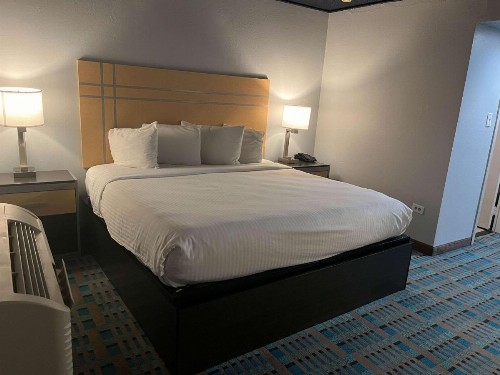 Fifth Season Inn & Suites - image 16