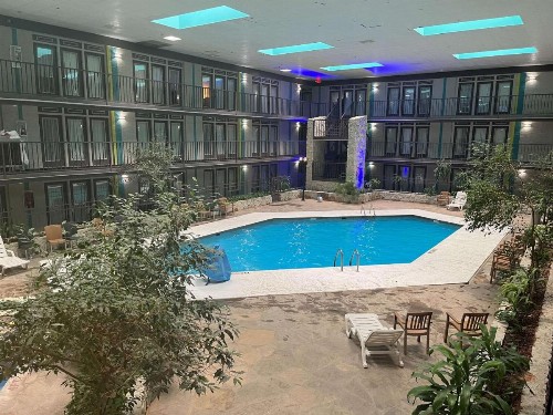 Fifth Season Inn & Suites - image 2