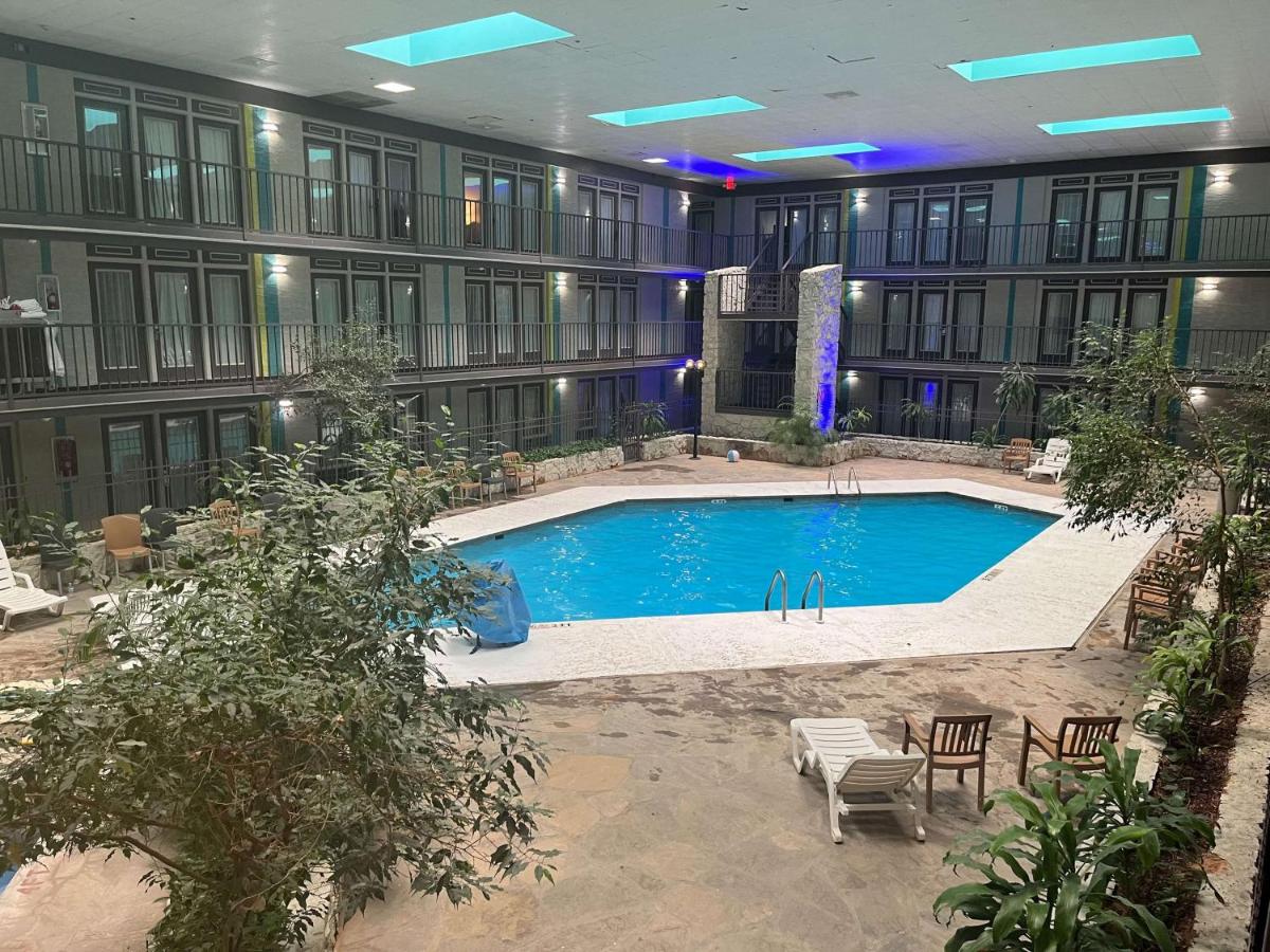 Fifth Season Inn & Suites - image 2