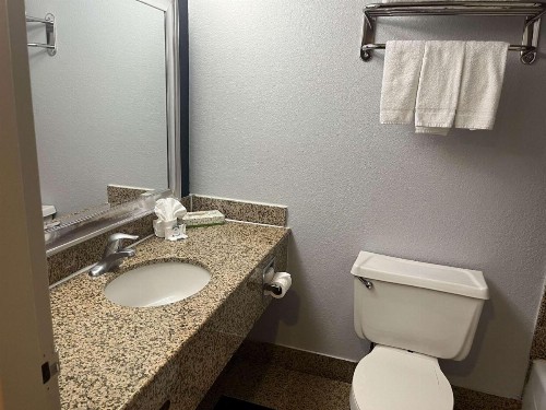 Fifth Season Inn & Suites - image 20