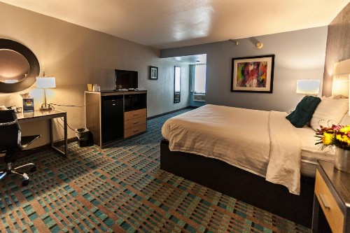 Fifth Season Inn & Suites - image 36