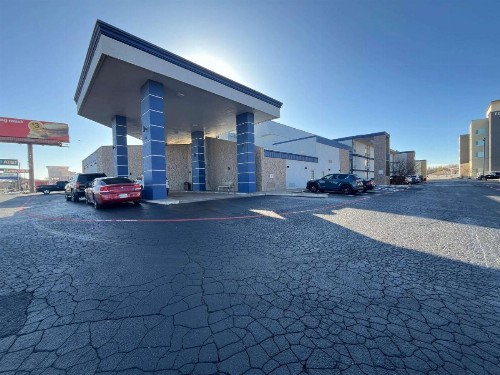 Fifth Season Inn & Suites - image 4