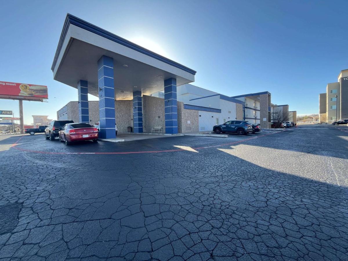 Fifth Season Inn & Suites - image 4