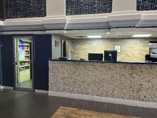 Fifth Season Inn & Suites - image 5