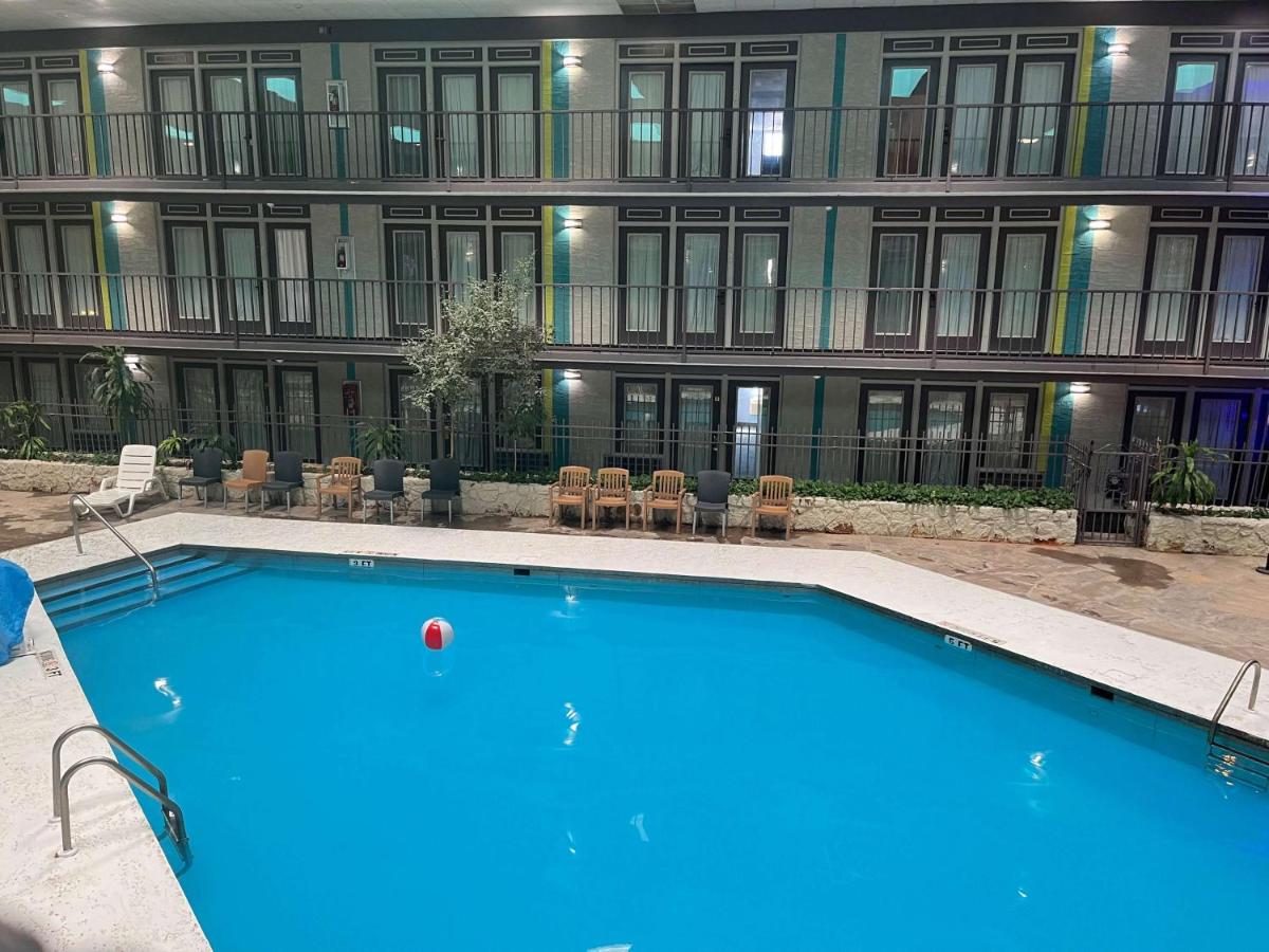 Fifth Season Inn & Suites - image 7