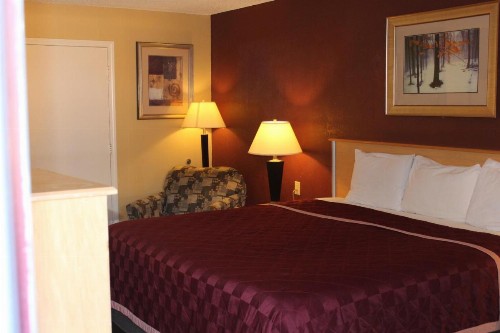 The Executive Inn & Suites - image 10