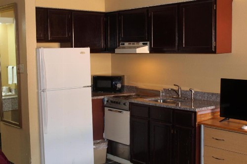 The Executive Inn & Suites - image 7