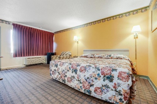 Camelot Inn - image 10