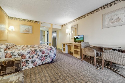 Camelot Inn - image 11