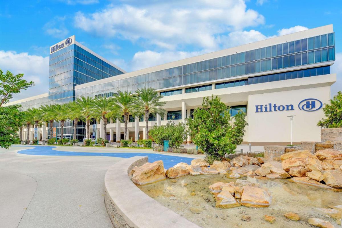 Hilton Anaheim - image 3