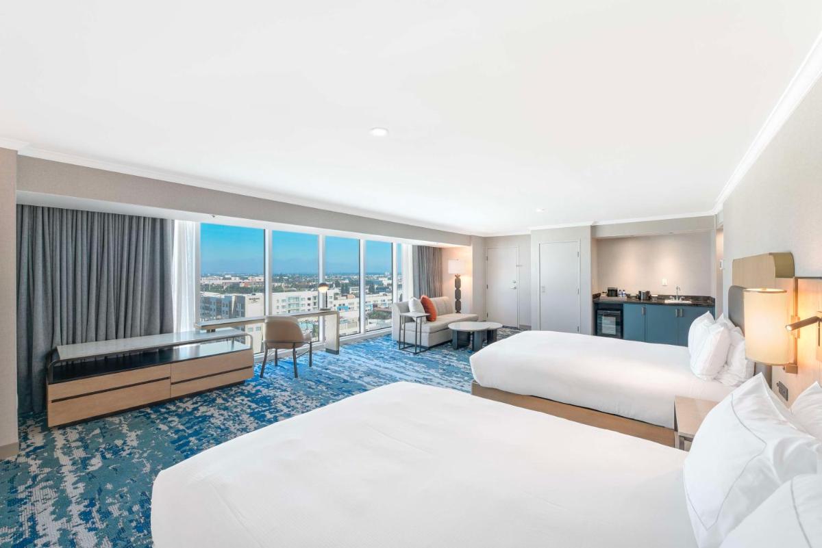 Hilton Anaheim - image 5