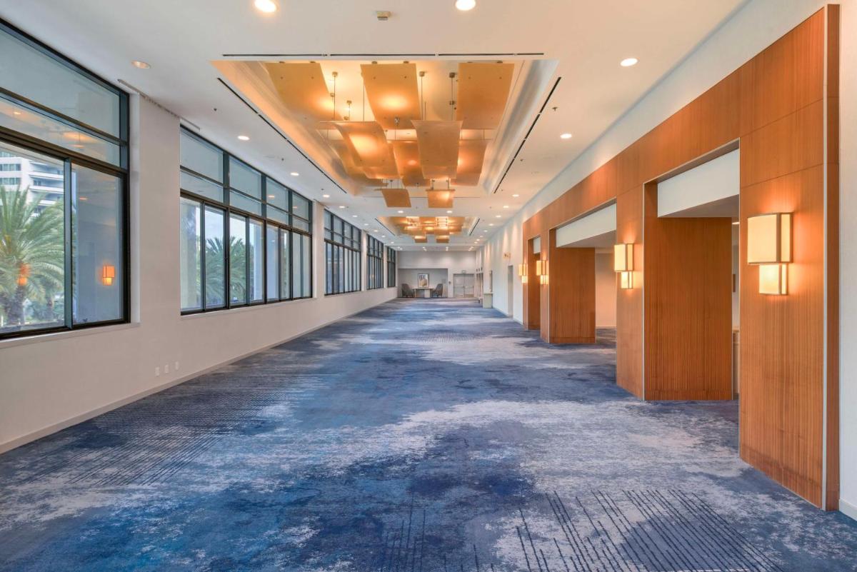 Hilton Anaheim - image 6