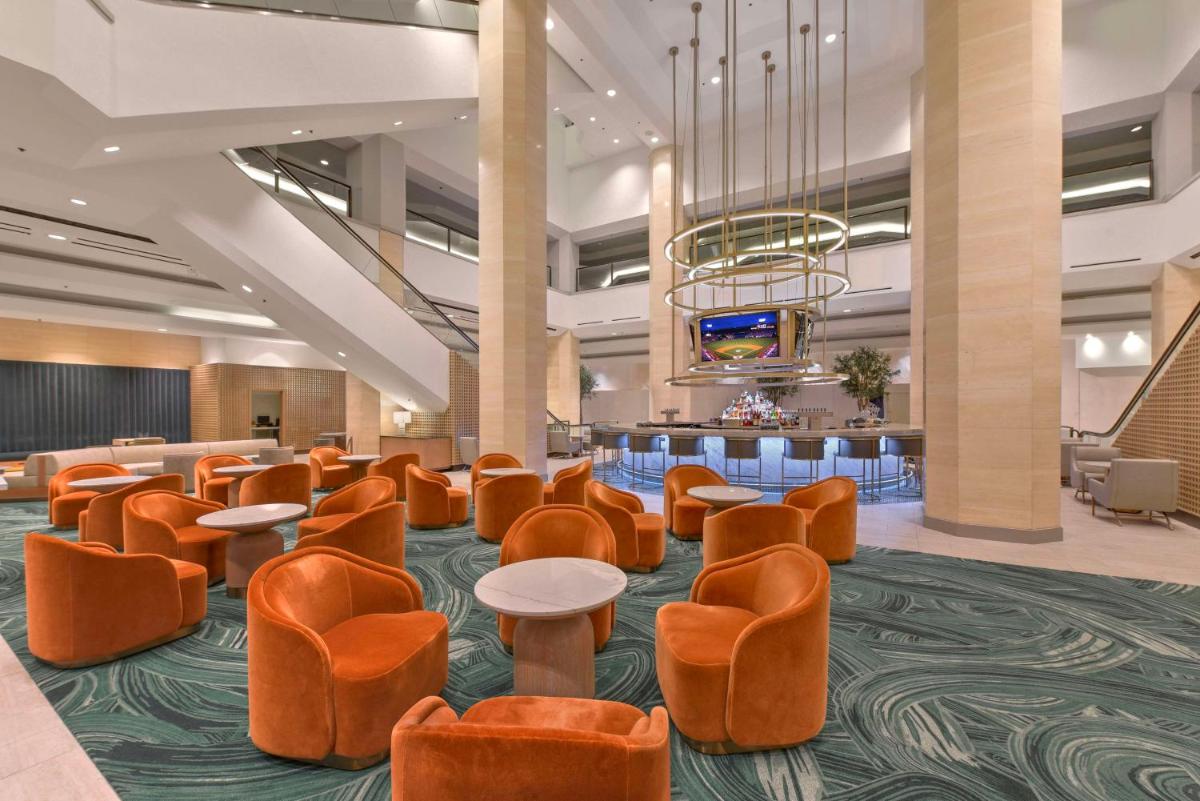 Hilton Anaheim - image 7