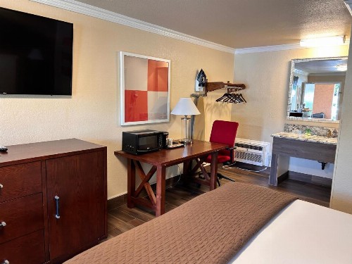 Abby's Anaheimer Inn - Across Disneyland Park - image 11
