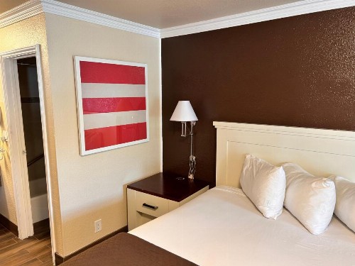 Abby's Anaheimer Inn - Across Disneyland Park - image 14