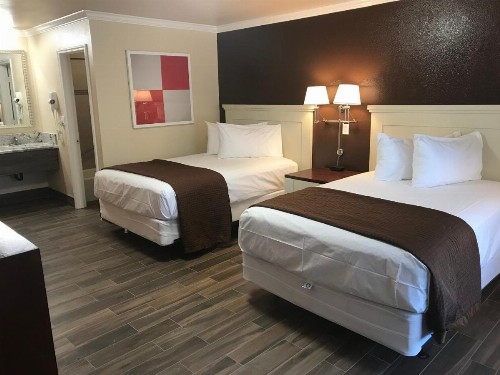 Abby's Anaheimer Inn - Across Disneyland Park - image 20