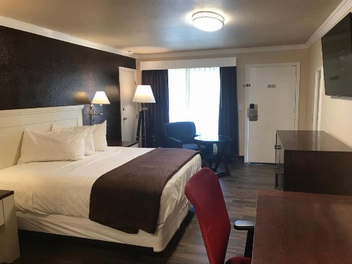 Abby's Anaheimer Inn - Across Disneyland Park - image 22