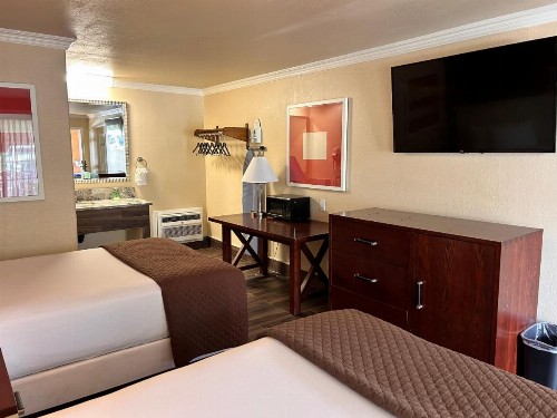 Abby's Anaheimer Inn - Across Disneyland Park - image 25