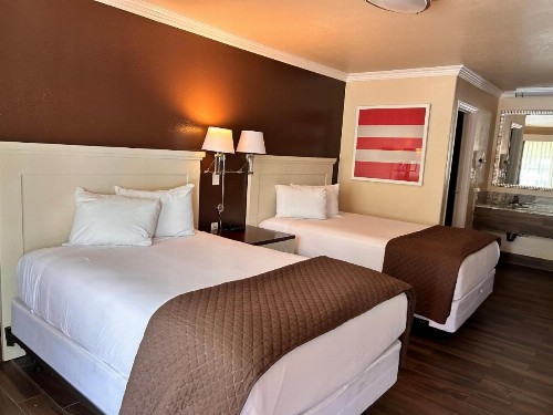 Abby's Anaheimer Inn - Across Disneyland Park - image 3
