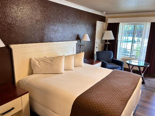 Abby's Anaheimer Inn - Across Disneyland Park - image 9
