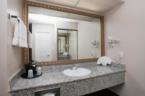 Stanford Inn & Suites Anaheim - image 13