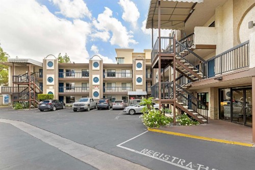 Best Western Courtesy Inn - Anaheim Park Hotel - image 16