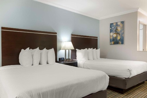 Best Western Courtesy Inn - Anaheim Park Hotel - image 5