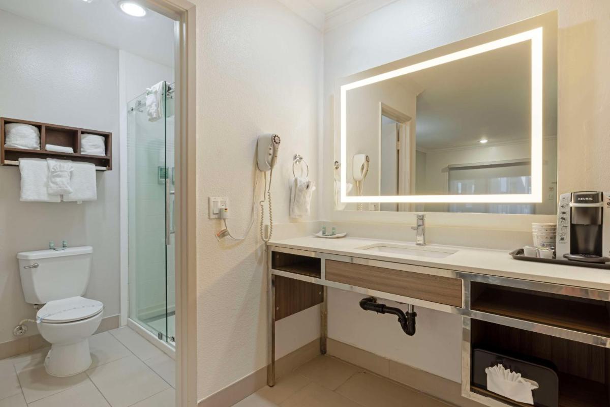 Best Western Courtesy Inn - Anaheim Park Hotel - image 6