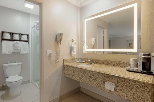 Best Western Courtesy Inn - Anaheim Park Hotel - image 7