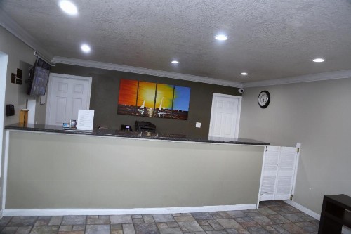 Executive Inn & Suites - image 4