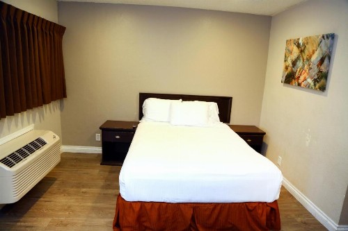 Executive Inn & Suites - image 5