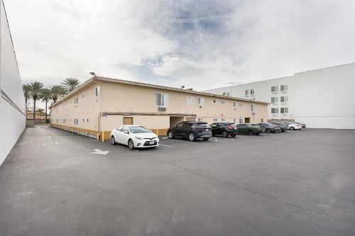 Americas Best Value Inn & Suites Anaheim - image 2