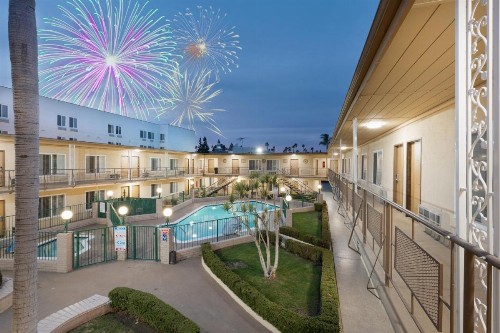 Americas Best Value Inn & Suites Anaheim - image 4