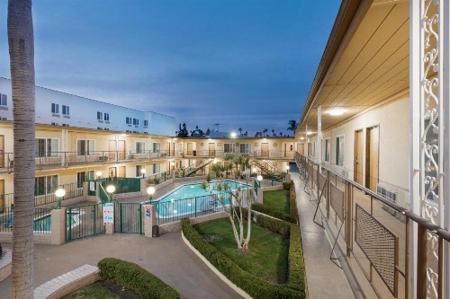 Americas Best Value Inn & Suites Anaheim - image 6