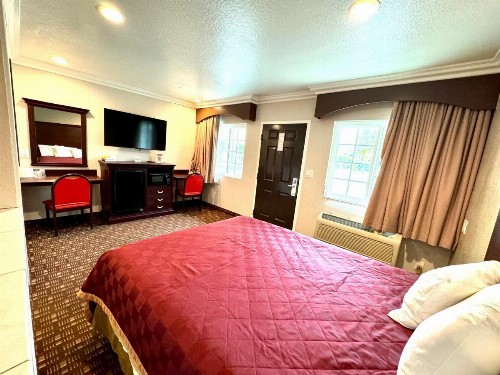 Budget Inn Anaheim near Disneyland Drive - image 40