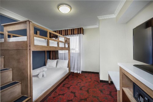 Desert Palms Hotel & Suites Anaheim Resort - image 3