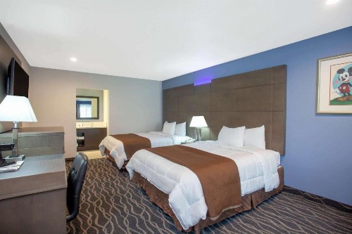Travelodge Inn & Suites by Wyndham Anaheim on Disneyland Dr - image 13