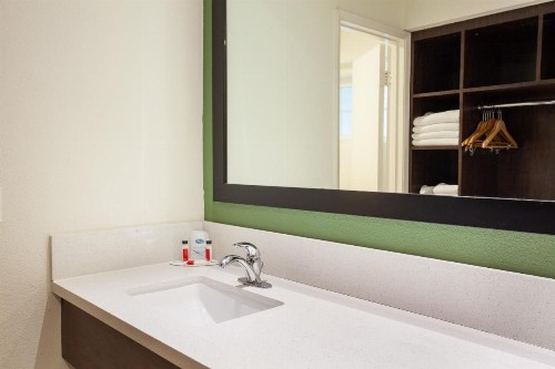 Travelodge Inn & Suites by Wyndham Anaheim on Disneyland Dr - image 27