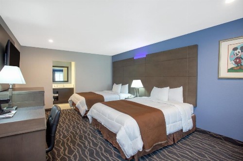 Travelodge Inn & Suites by Wyndham Anaheim on Disneyland Dr - image 32