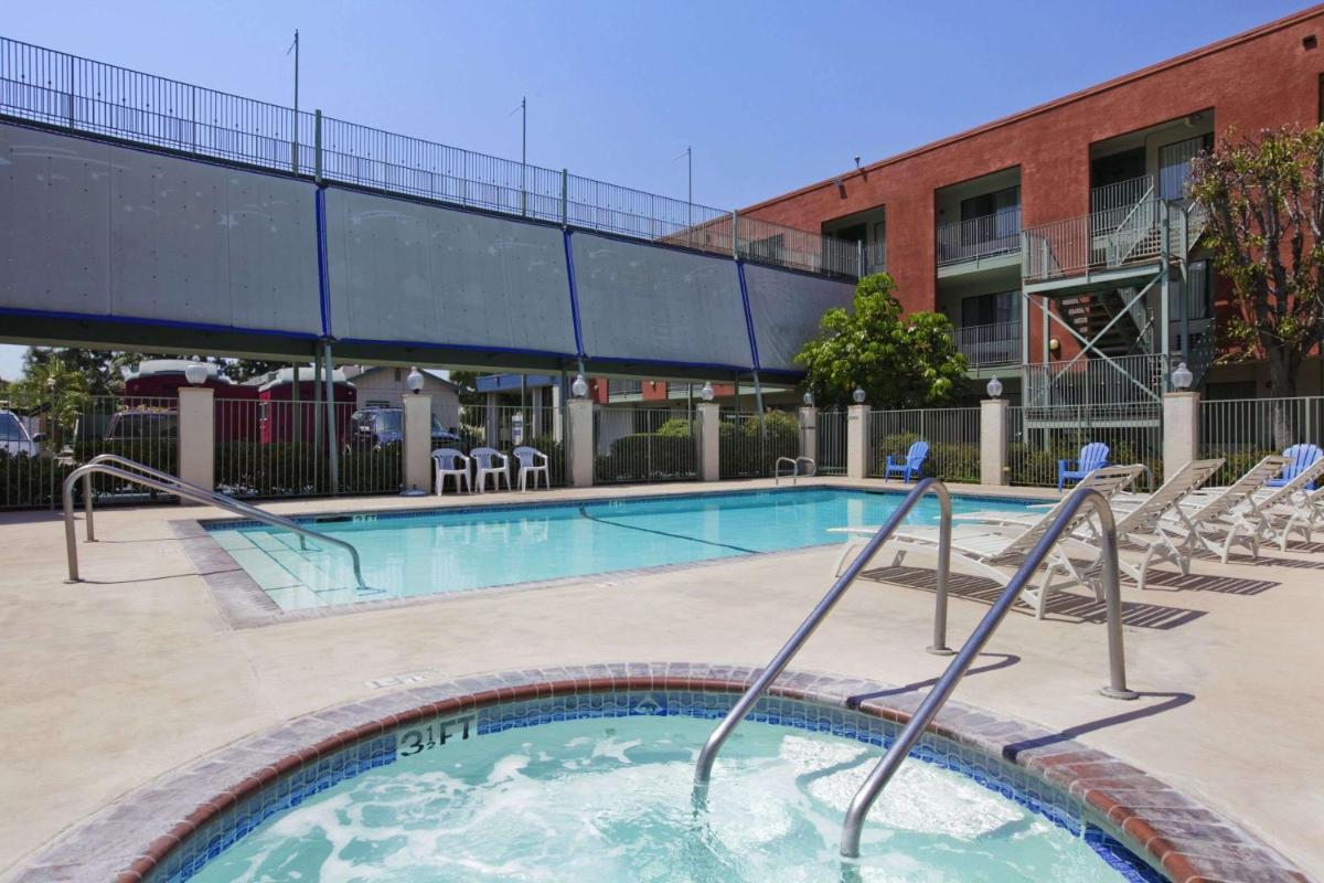 Travelodge Inn & Suites by Wyndham Anaheim on Disneyland Dr - image 5