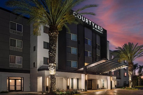 Courtyard by Marriott Anaheim Resort/Convention Center - image 2